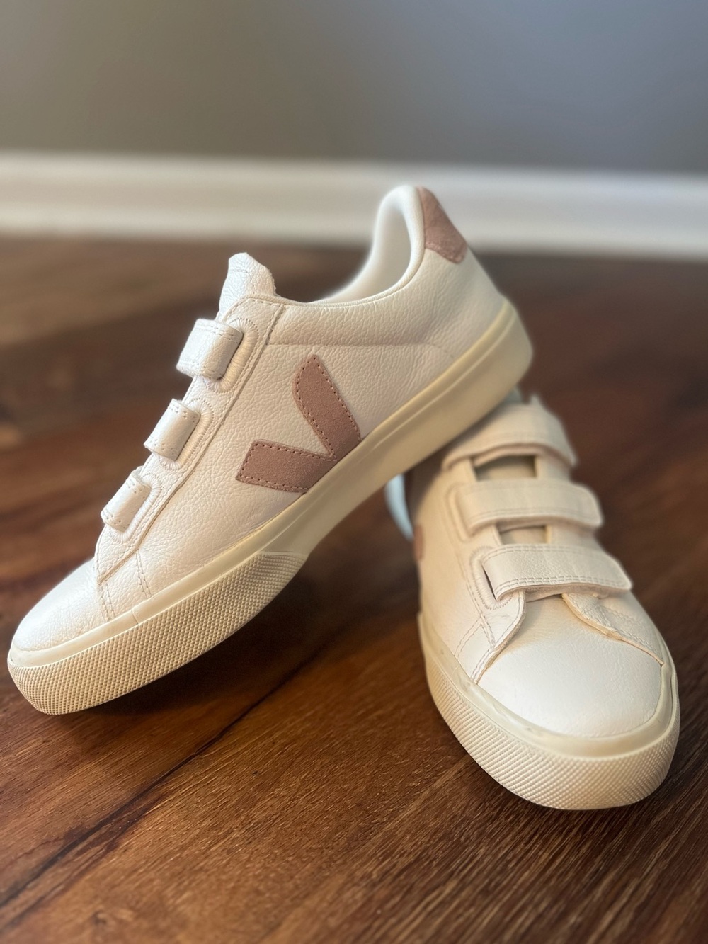 VEJA size 8 Recife Low Top Leather Shoes - White, Pink Preowned Good - Picture 2 of 9